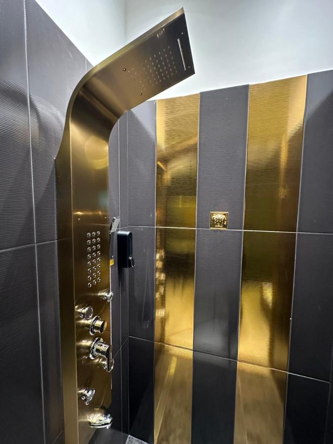 Darkhouse Versace Gold Lodz  Luaran gambar